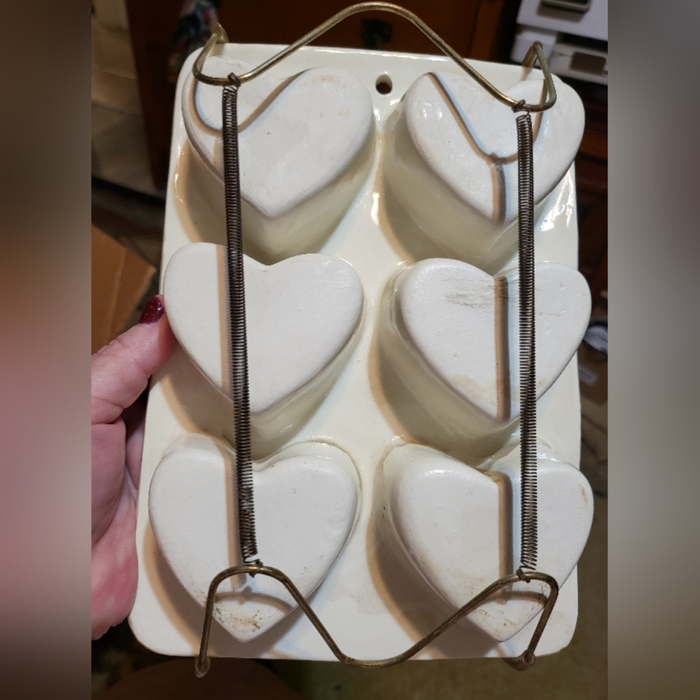 Chaparrel Pottery Heart-Shaped Ceramic Muffin Tray With Hanger - Picture 2 of 3